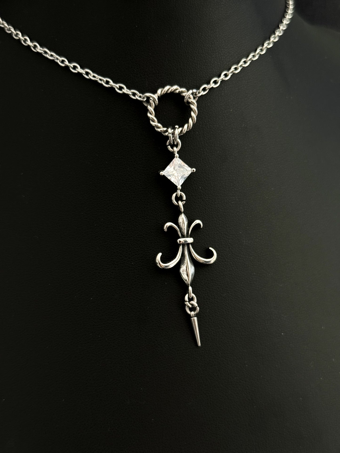OSHI NECKLACE